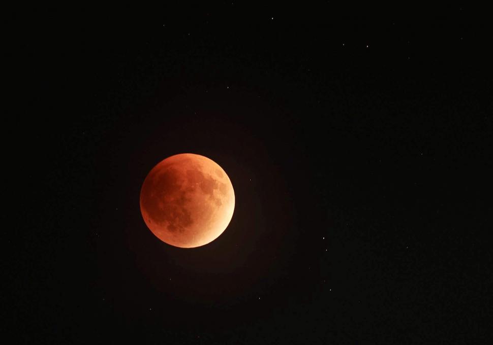 Imagini spectaculoase cu eclipsa de Lună. Cum s-a văzut „Luna sângerie” în România și în alte locuri din lume 1005385