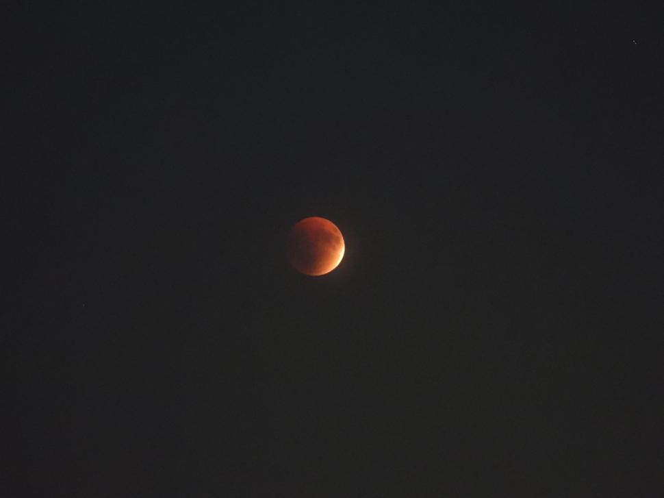 Imagini spectaculoase cu eclipsa de Lună. Cum s-a văzut „Luna sângerie” în România și în alte locuri din lume 1005386