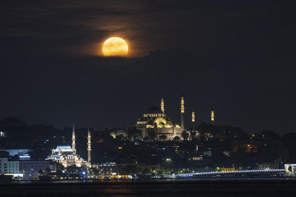 Imagini spectaculoase cu eclipsa de Lună. Cum s-a văzut „Luna sângerie” în România și în alte locuri din lume 1005405