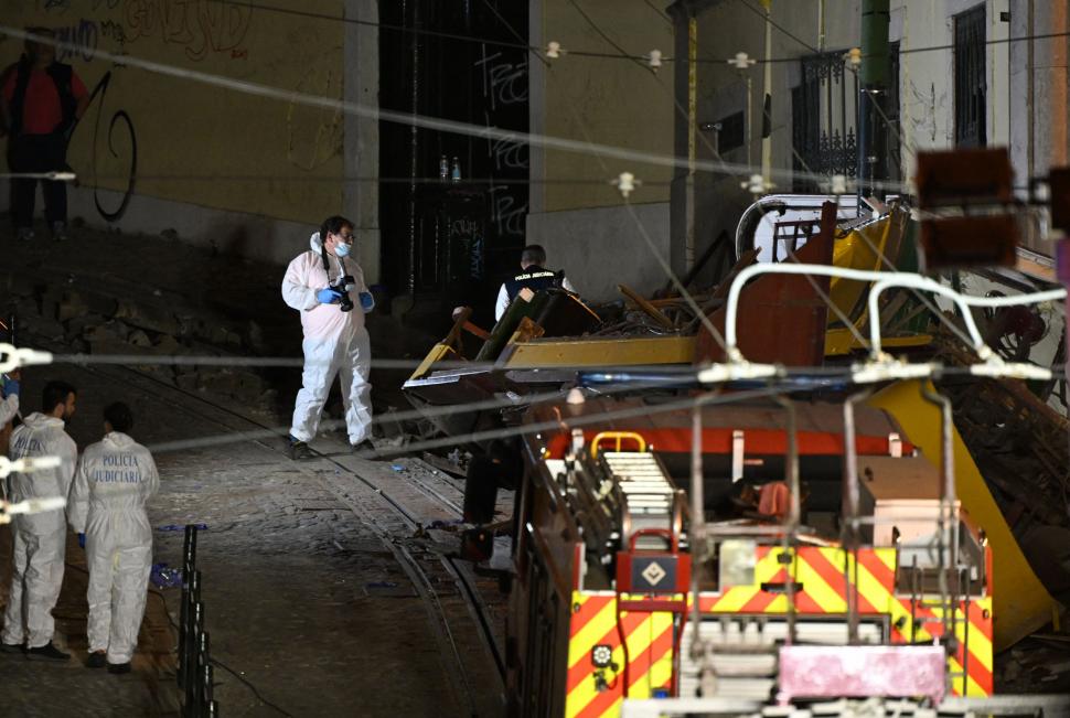 Mai puțin de 50 de secunde, la o viteză de aproximativ 60 km/h. De ce s-a prăbușit funicularul din Lisabona, primele concluzii 1005292