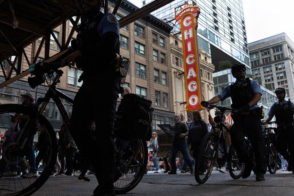 Mii de oameni au ieșit în stradă după ce Trump a postat "Chipocalypse now: Îmi place mirosul deportărilor dimineața devreme" 1005341