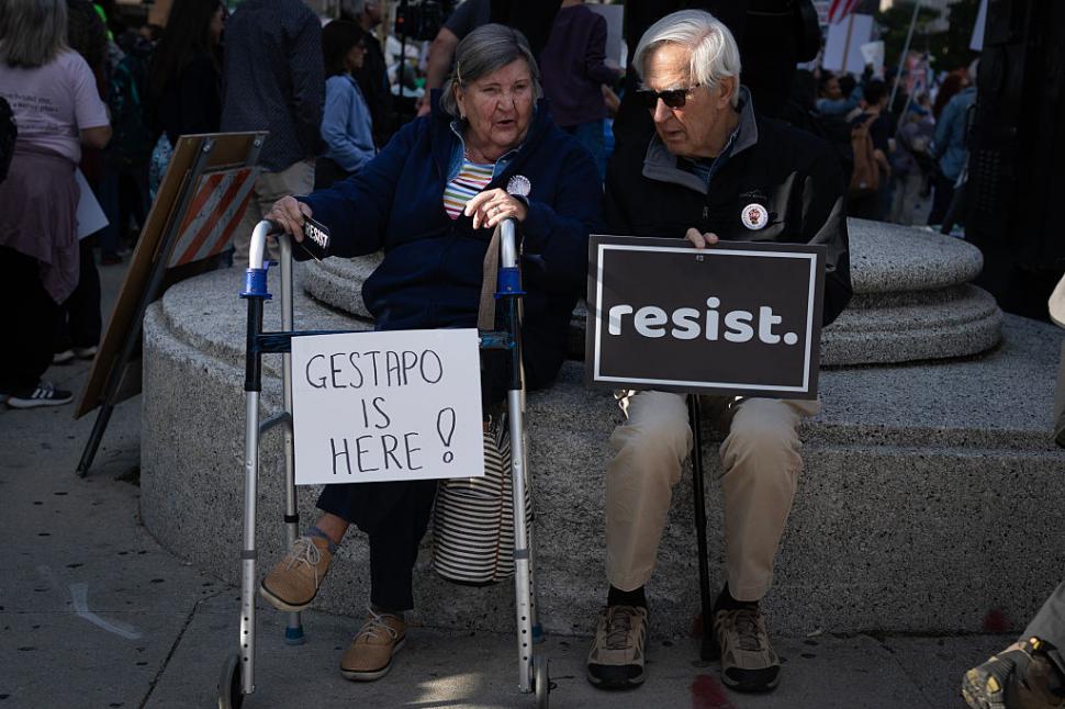 Mii de oameni au ieșit în stradă după ce Trump a postat "Chipocalypse now: Îmi place mirosul deportărilor dimineața devreme" 1005342