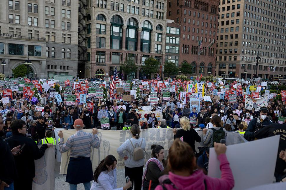 Mii de oameni au ieșit în stradă după ce Trump a postat "Chipocalypse now: Îmi place mirosul deportărilor dimineața devreme" 1005343