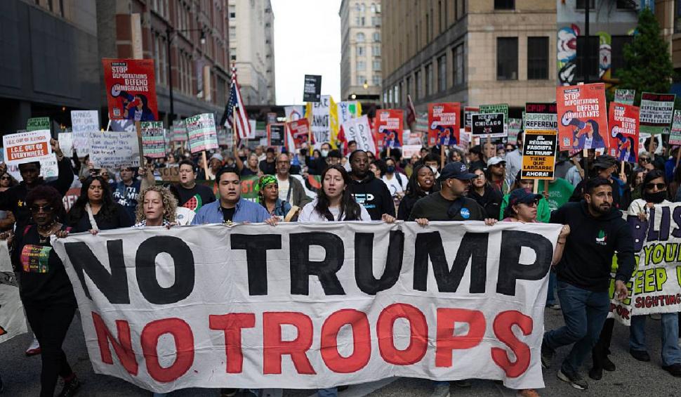 Mii de oameni au ieșit în stradă după ce Trump a postat "Chipocalypse now: Îmi place mirosul deportărilor dimineața devreme" 1005344