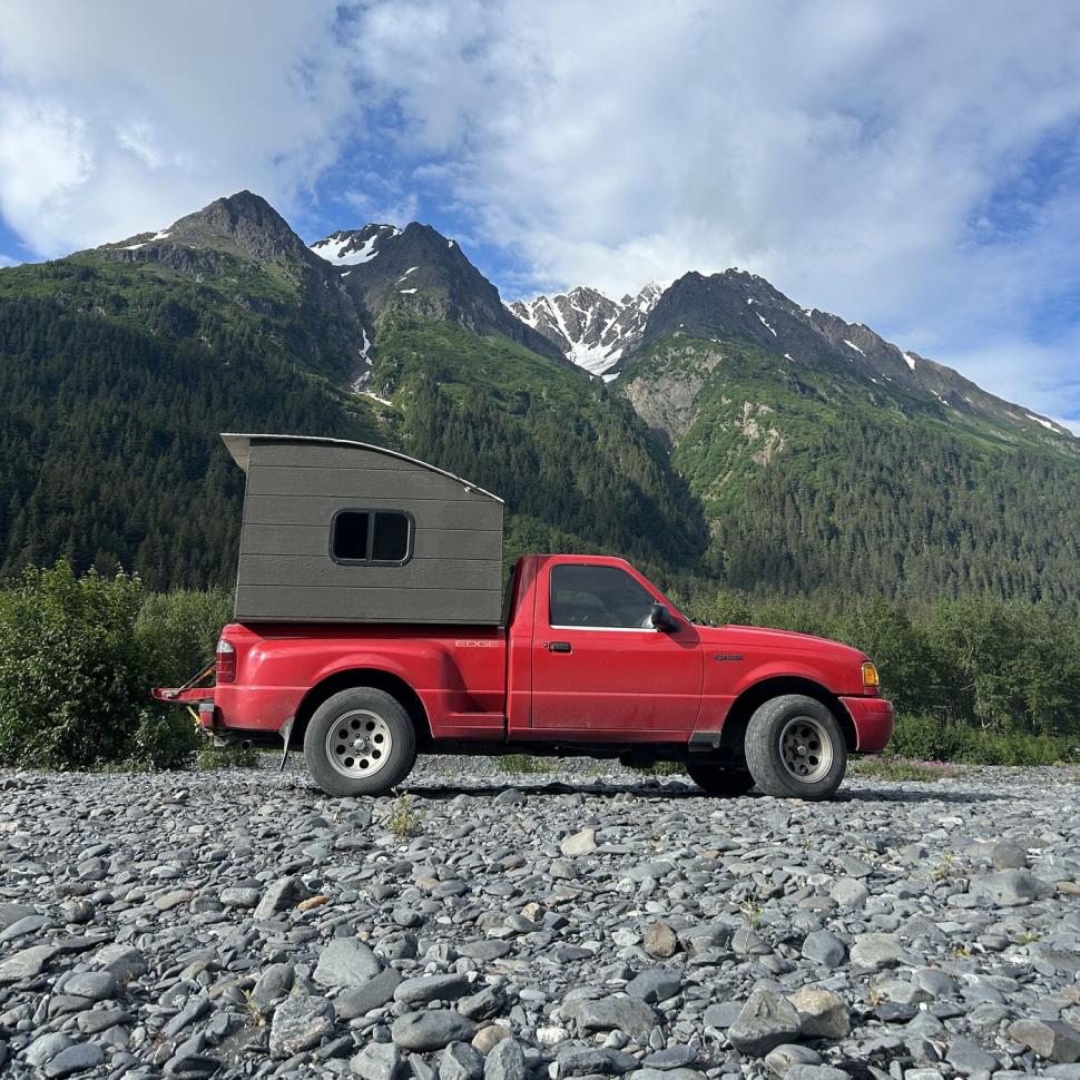 Un tânăr și-a construit cu 2.500 de euro o locuință pe camioneta lui și acum e liber să meargă unde vrea 1005615