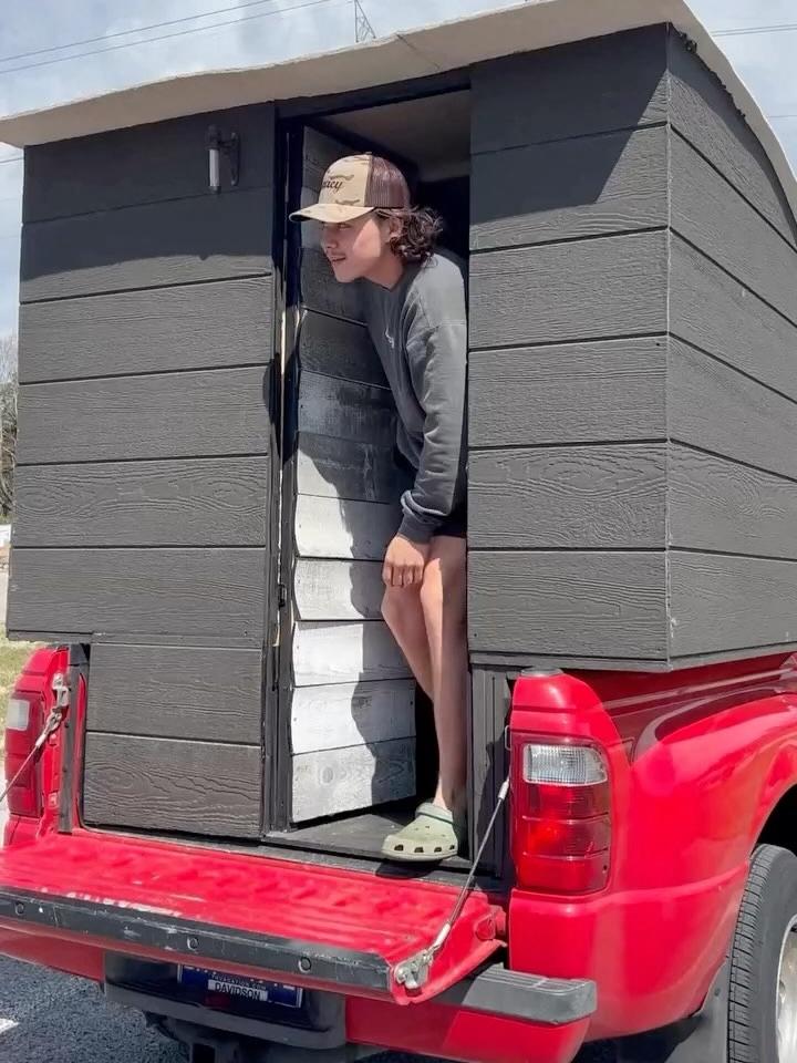 Un tânăr și-a construit cu 2.500 de euro o locuință pe camioneta lui și acum e liber să meargă unde vrea 1005616