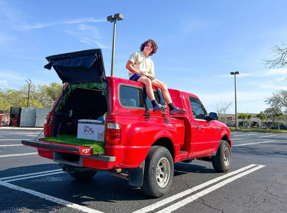 Un tânăr și-a construit cu 2.500 de euro o locuință pe camioneta lui și acum e liber să meargă unde vrea 1005617