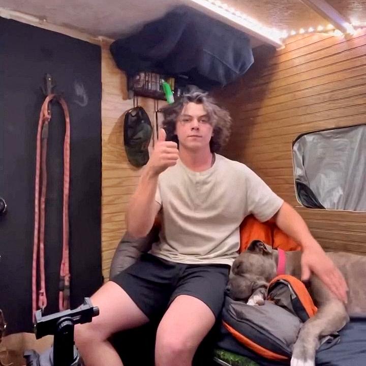 Un tânăr și-a construit cu 2.500 de euro o locuință pe camioneta lui și acum e liber să meargă unde vrea 1005618