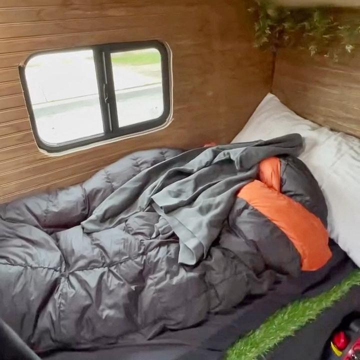 Un tânăr și-a construit cu 2.500 de euro o locuință pe camioneta lui și acum e liber să meargă unde vrea 1005619