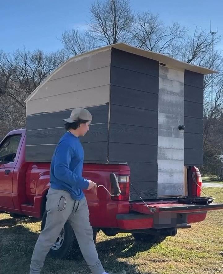 Un tânăr și-a construit cu 2.500 de euro o locuință pe camioneta lui și acum e liber să meargă unde vrea 1005620