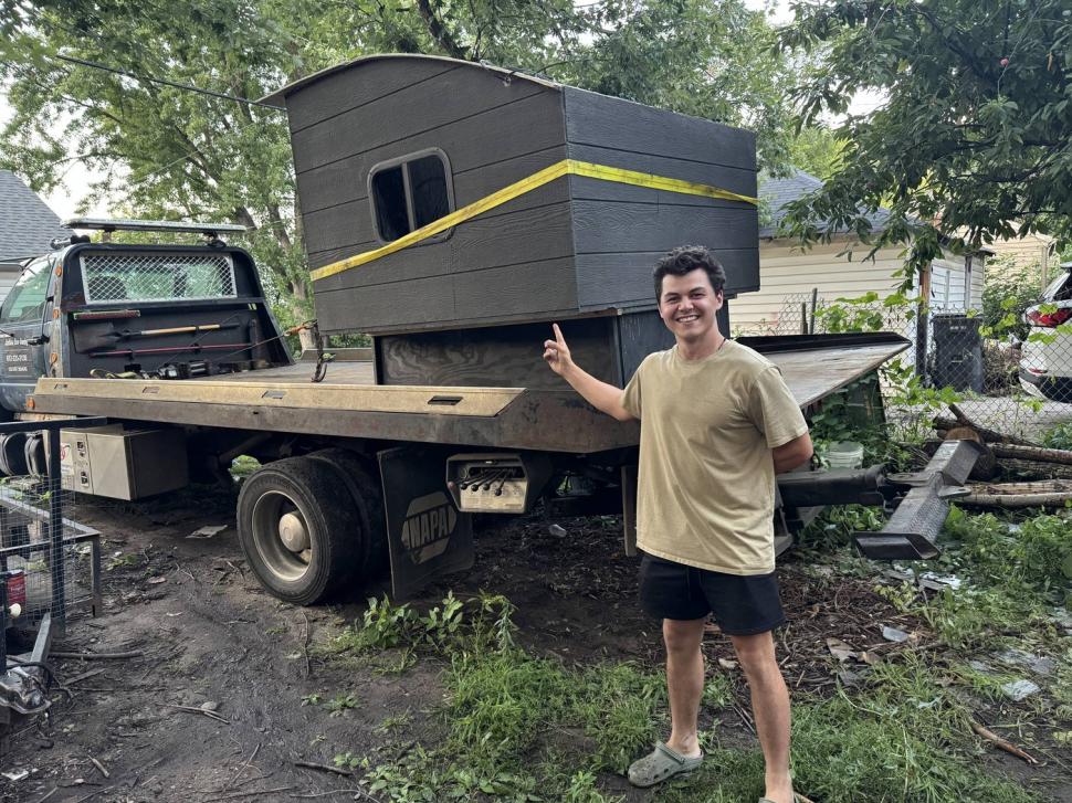 Un tânăr și-a construit cu 2.500 de euro o locuință pe camioneta lui și acum e liber să meargă unde vrea 1005621