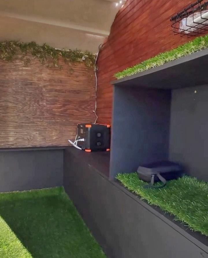 Un tânăr și-a construit cu 2.500 de euro o locuință pe camioneta lui și acum e liber să meargă unde vrea 1005622