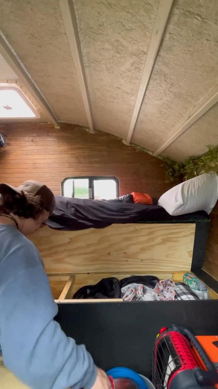 Un tânăr și-a construit cu 2.500 de euro o locuință pe camioneta lui și acum e liber să meargă unde vrea 1005623