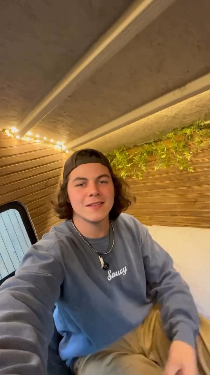 Un tânăr și-a construit cu 2.500 de euro o locuință pe camioneta lui și acum e liber să meargă unde vrea 1005625