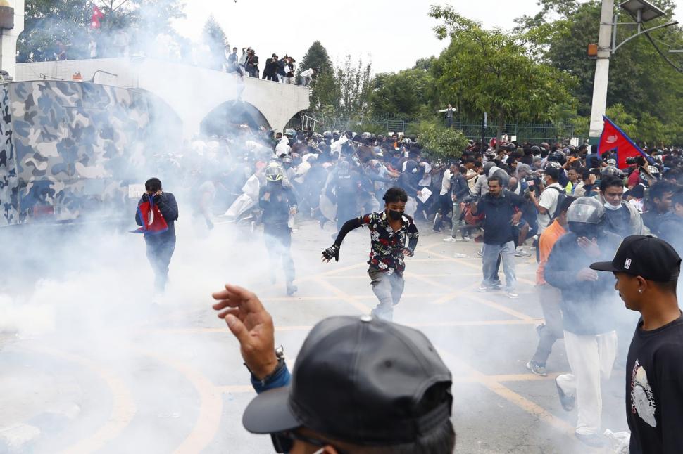 Violențe în Kathmandu, sunt zeci de morți și răniți. Tinerii au luat cu asalt Parlamentul, poliția a dat cu gaze lacrimogene 1005580