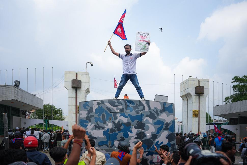 Violențe în Kathmandu, sunt zeci de morți și răniți. Tinerii au luat cu asalt Parlamentul, poliția a dat cu gaze lacrimogene 1005581