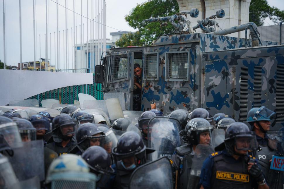 Violențe în Kathmandu, sunt zeci de morți și răniți. Tinerii au luat cu asalt Parlamentul, poliția a dat cu gaze lacrimogene 1005582