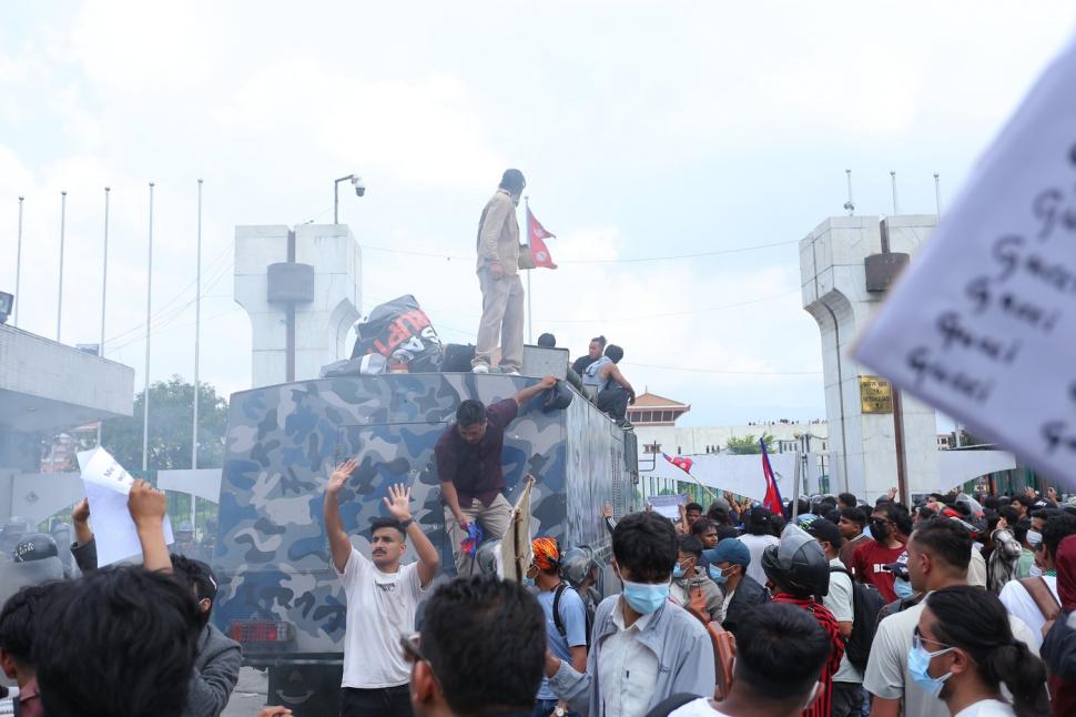 Violențe în Kathmandu, sunt zeci de morți și răniți. Tinerii au luat cu asalt Parlamentul, poliția a dat cu gaze lacrimogene 1005584