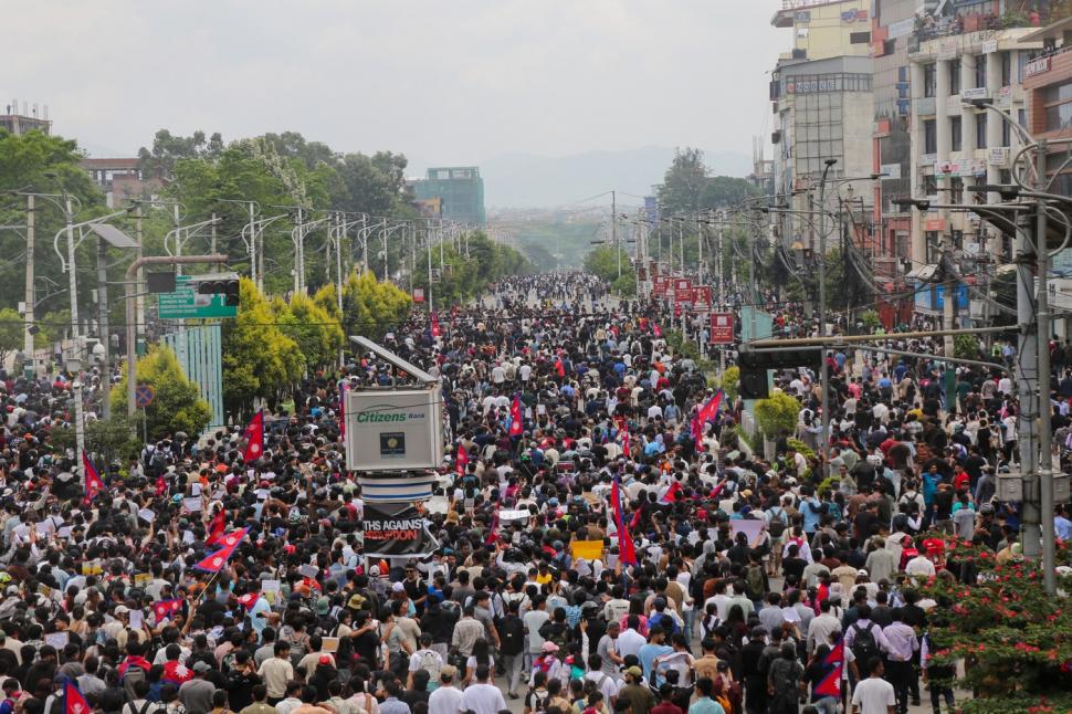 Violențe în Kathmandu, sunt zeci de morți și răniți. Tinerii au luat cu asalt Parlamentul, poliția a dat cu gaze lacrimogene 1005587