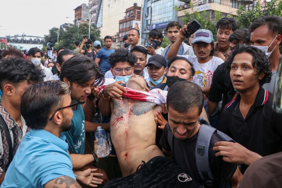 Violențe în Kathmandu, sunt zeci de morți și răniți. Tinerii au luat cu asalt Parlamentul, poliția a dat cu gaze lacrimogene 1005588