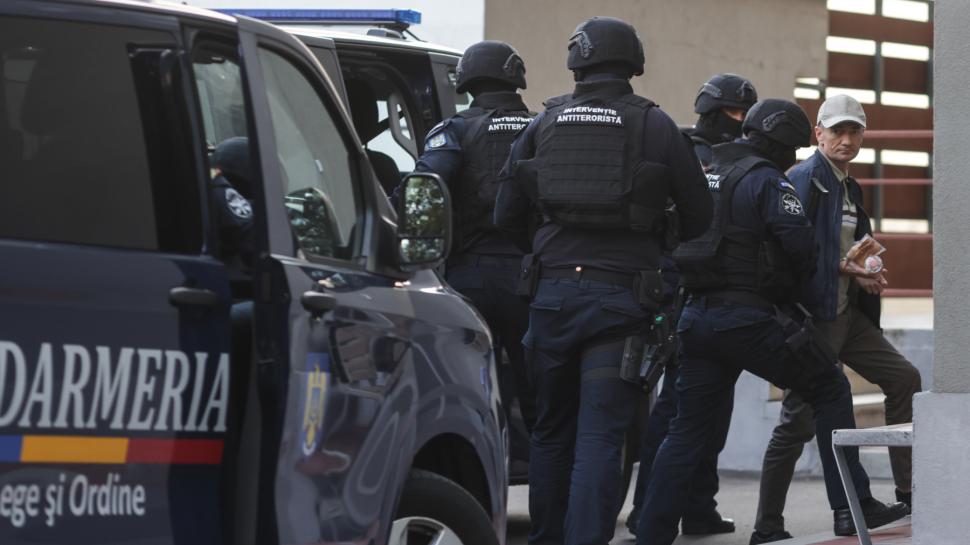 Fostul director SIS Moldova, care vindea secretele României către KGB din Belarus, a fost adus de mascați la audieri. Acuzațiile DIICOT 1005762