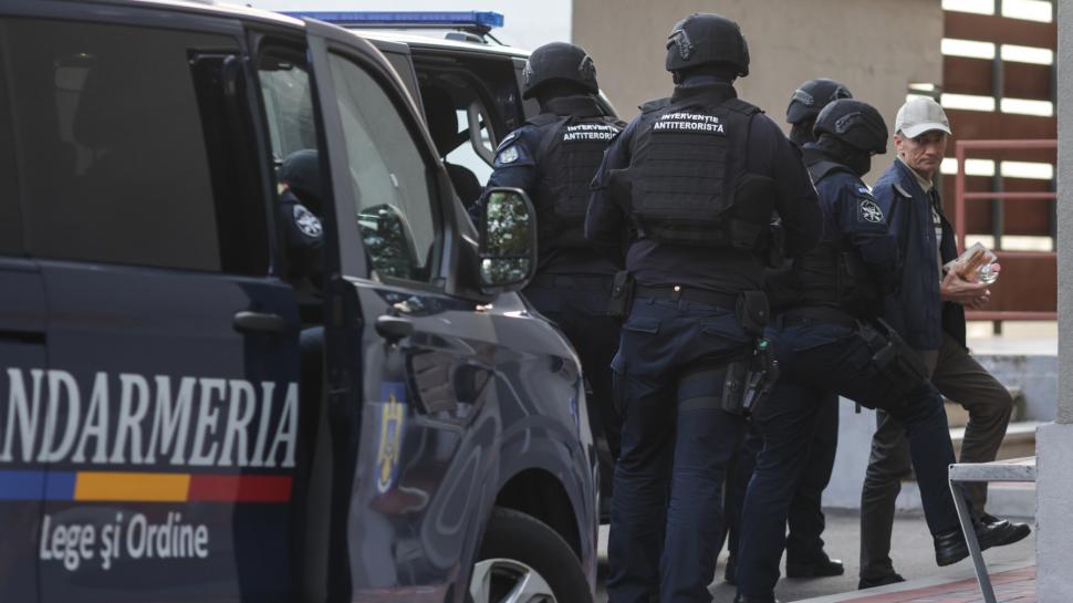 Fostul director SIS Moldova, care vindea secretele României către KGB din Belarus, a fost adus de mascați la audieri. Acuzațiile DIICOT 1005763