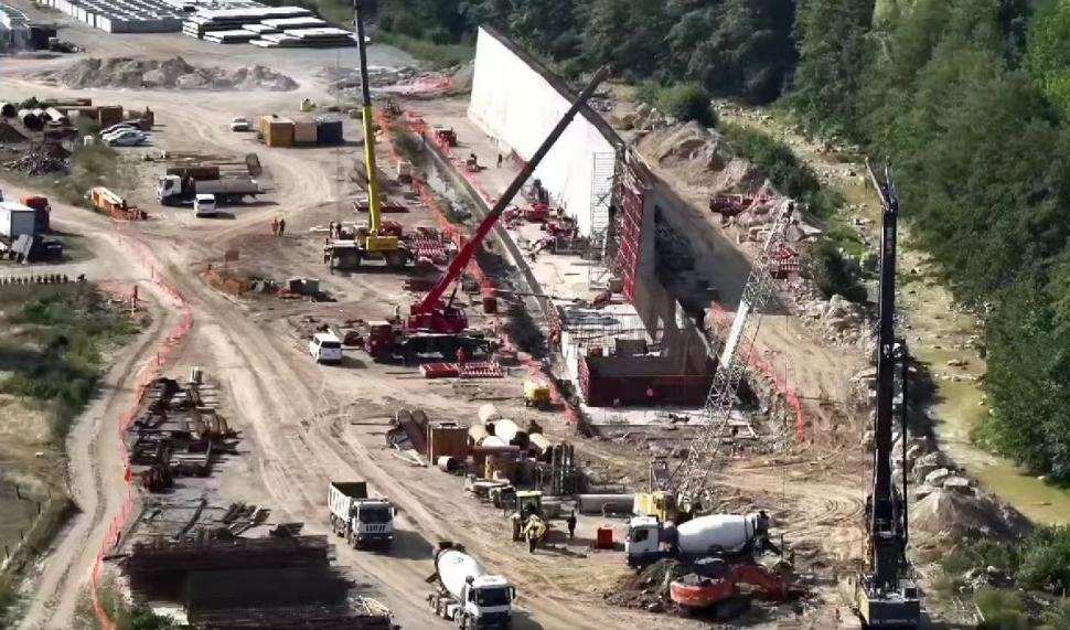 Imagini de pe șantierul Autostrăzii Sibiu-Piteşti. Pe Secțiunea 3 se folosește o tehnologie cum nu a mai existat în România 1006059