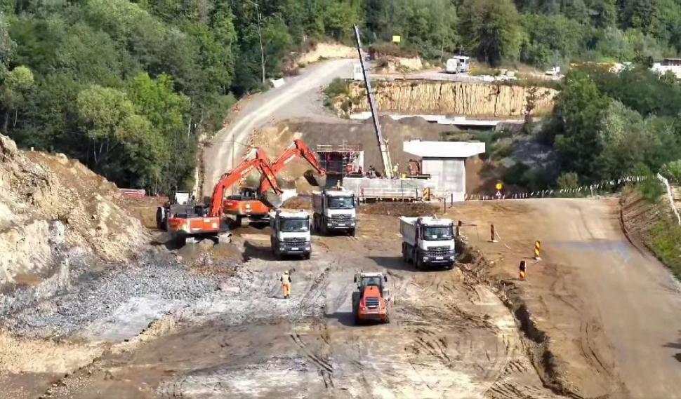 Imagini de pe șantierul Autostrăzii Sibiu-Piteşti. Pe Secțiunea 3 se folosește o tehnologie cum nu a mai existat în România 1006063