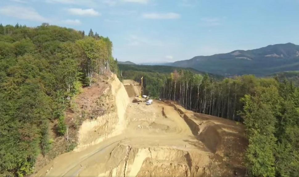 Imagini de pe șantierul Autostrăzii Sibiu-Piteşti. Pe Secțiunea 3 se folosește o tehnologie cum nu a mai existat în România 1006069