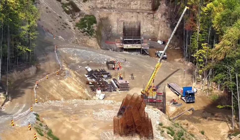 Imagini de pe șantierul Autostrăzii Sibiu-Piteşti. Pe Secțiunea 3 se folosește o tehnologie cum nu a mai existat în România 1006072