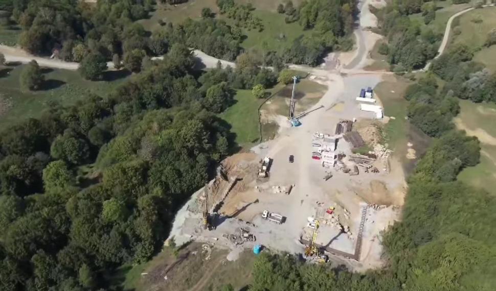 Imagini de pe șantierul Autostrăzii Sibiu-Piteşti. Pe Secțiunea 3 se folosește o tehnologie cum nu a mai existat în România 1006075