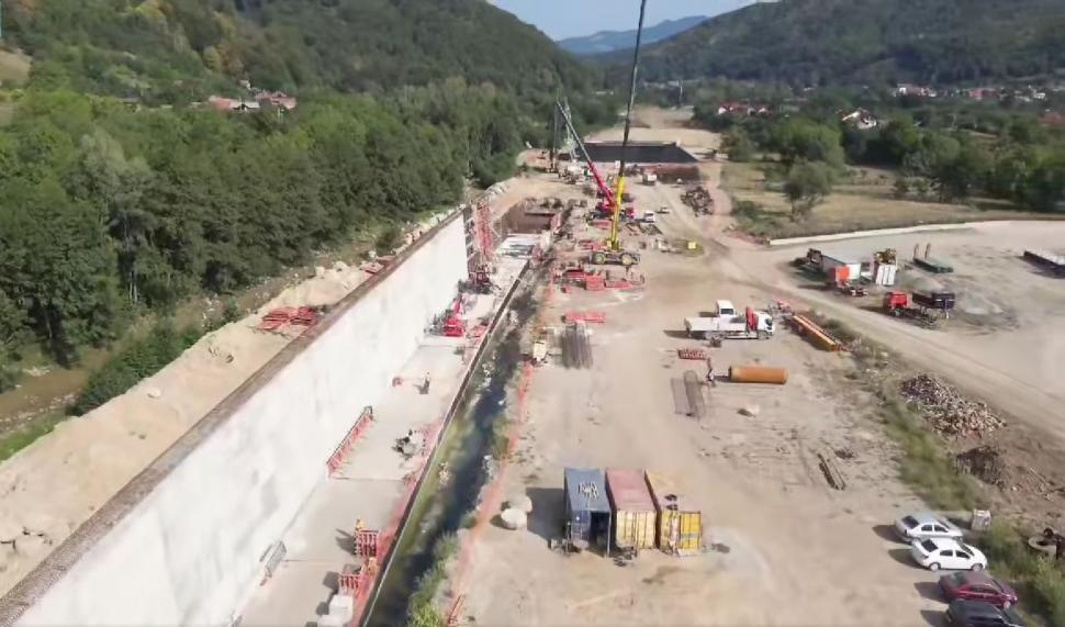 Imagini de pe șantierul Autostrăzii Sibiu-Piteşti. Pe Secțiunea 3 se folosește o tehnologie cum nu a mai existat în România 1006079