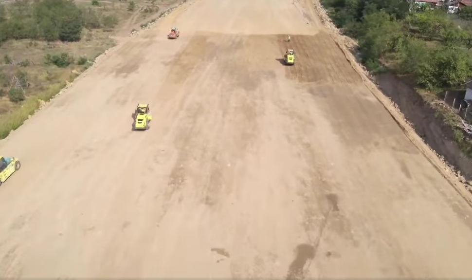 Imagini de pe șantierul Autostrăzii Sibiu-Piteşti. Pe Secțiunea 3 se folosește o tehnologie cum nu a mai existat în România 1006083