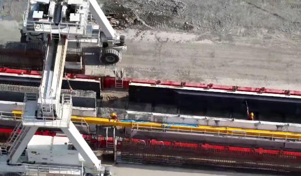 Imagini de pe șantierul Autostrăzii Sibiu-Piteşti. Pe Secțiunea 3 se folosește o tehnologie cum nu a mai existat în România 1006086