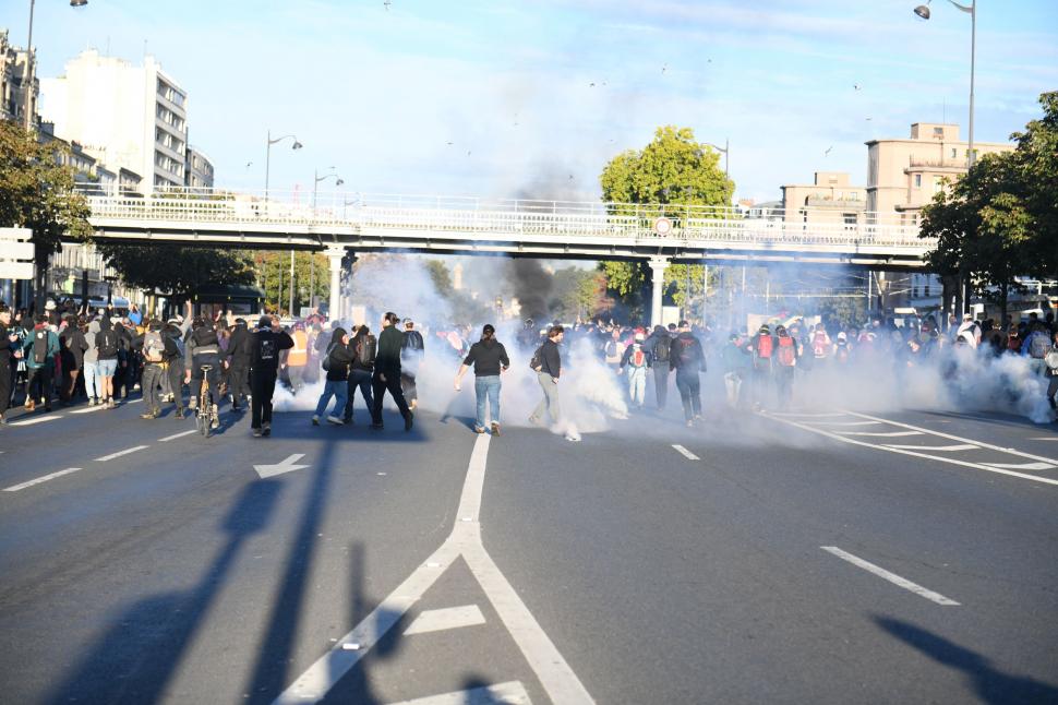 Trimisul special Antena 3 CNN la Paris, din mijlocul manifestanților: „Foarte mulți tineri s-au adunat deja în Place de la Republique” 1006276