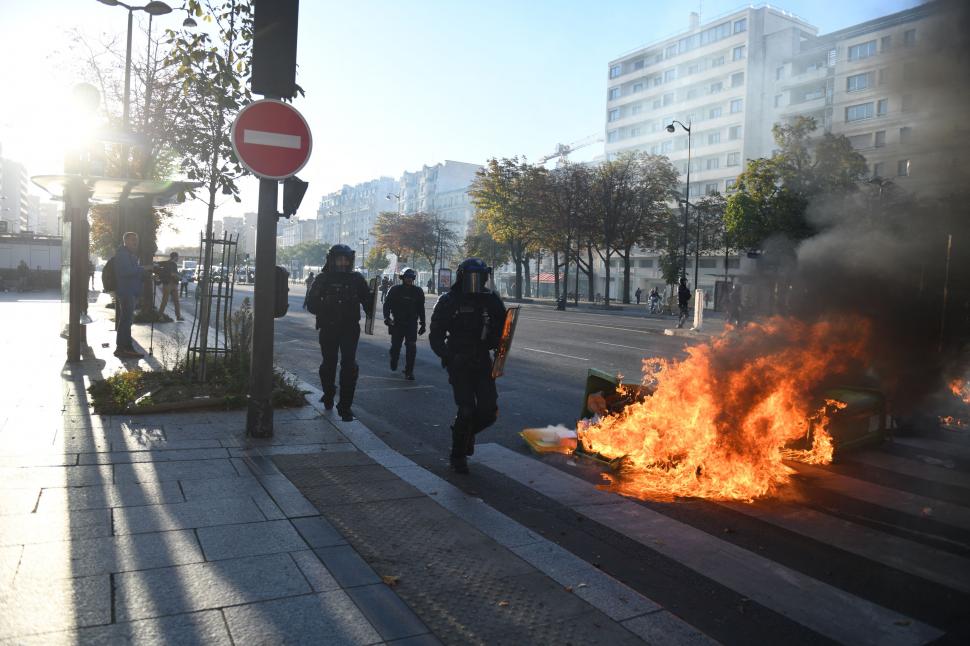 Trimisul special Antena 3 CNN la Paris, din mijlocul manifestanților: „Foarte mulți tineri s-au adunat deja în Place de la Republique” 1006277