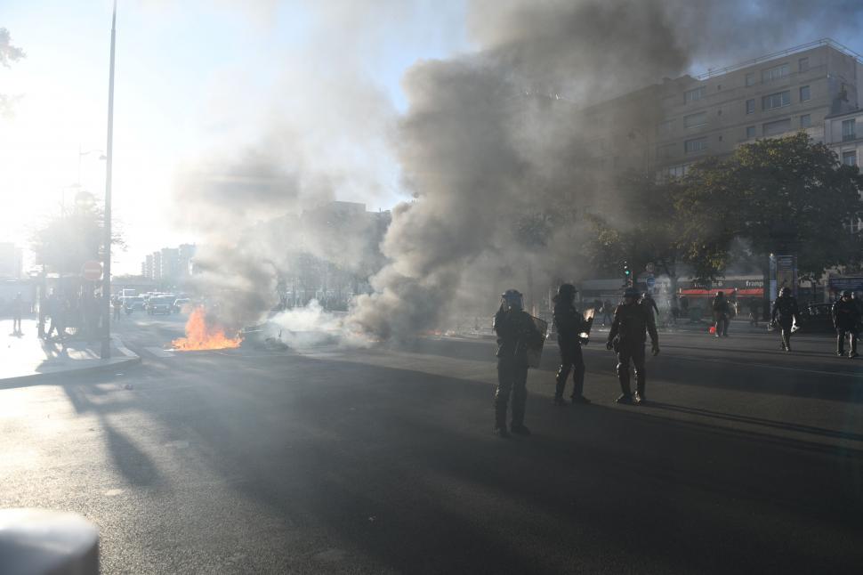 Trimisul special Antena 3 CNN la Paris, din mijlocul manifestanților: „Foarte mulți tineri s-au adunat deja în Place de la Republique” 1006278