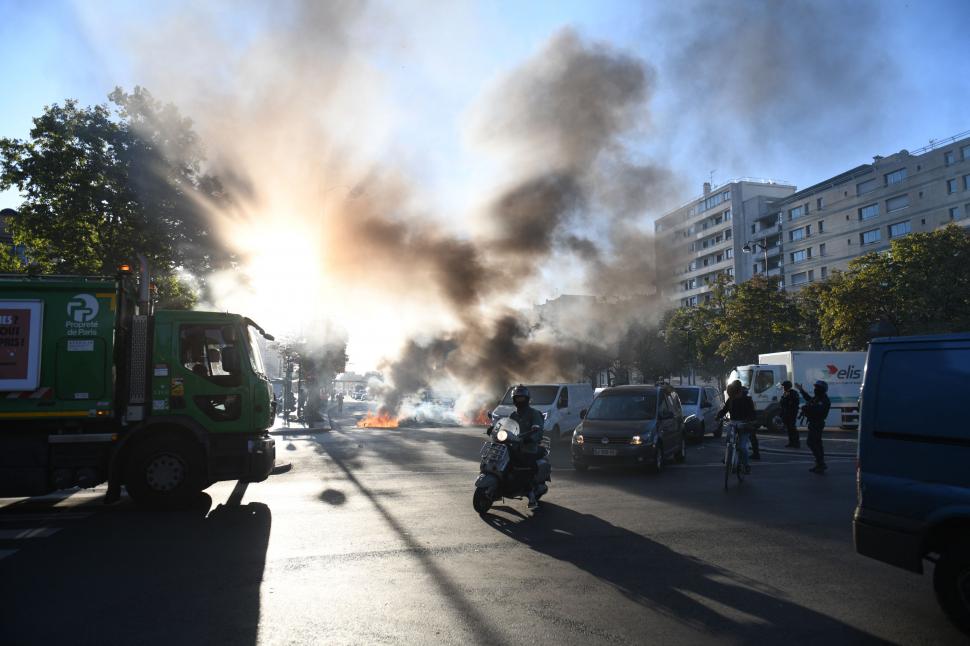 Trimisul special Antena 3 CNN la Paris, din mijlocul manifestanților: „Foarte mulți tineri s-au adunat deja în Place de la Republique” 1006279