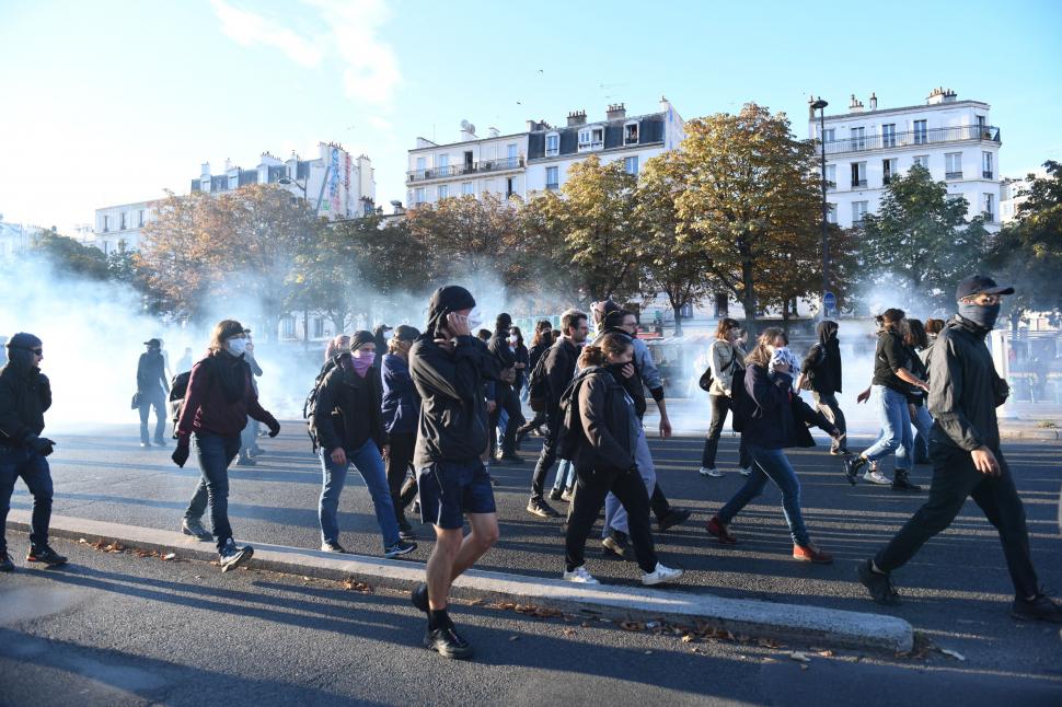 Trimisul special Antena 3 CNN la Paris, din mijlocul manifestanților: „Foarte mulți tineri s-au adunat deja în Place de la Republique” 1006280