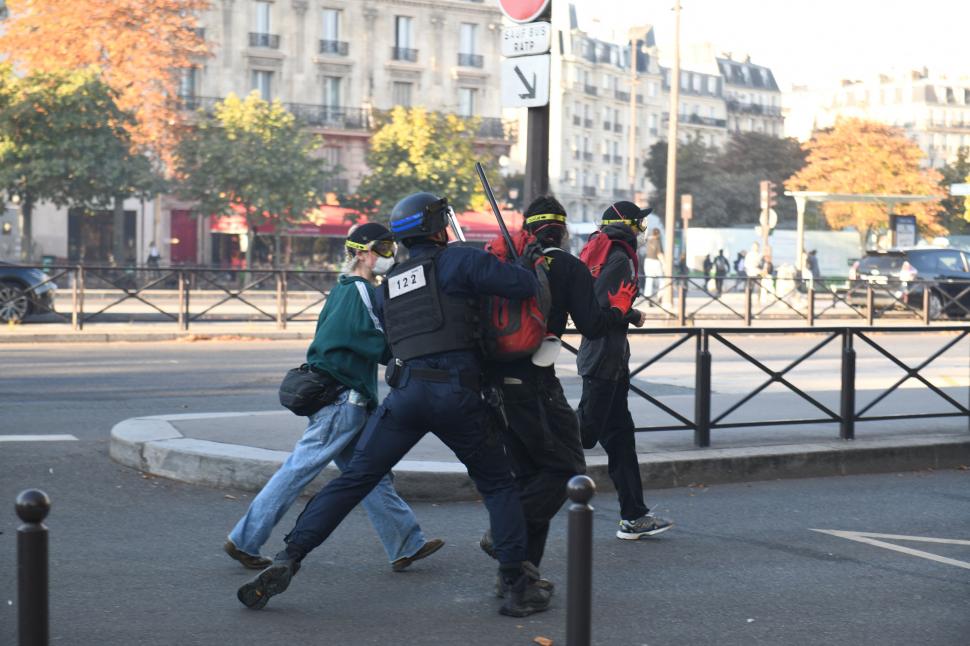 Trimisul special Antena 3 CNN la Paris, din mijlocul manifestanților: „Foarte mulți tineri s-au adunat deja în Place de la Republique” 1006281
