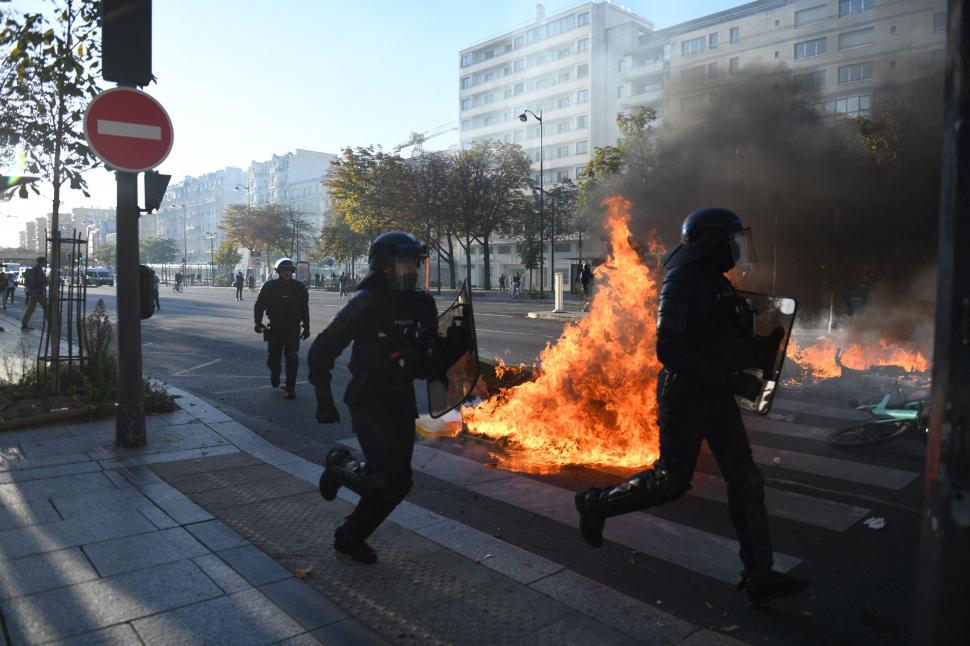Trimisul special Antena 3 CNN la Paris, din mijlocul manifestanților: „Foarte mulți tineri s-au adunat deja în Place de la Republique” 1006282