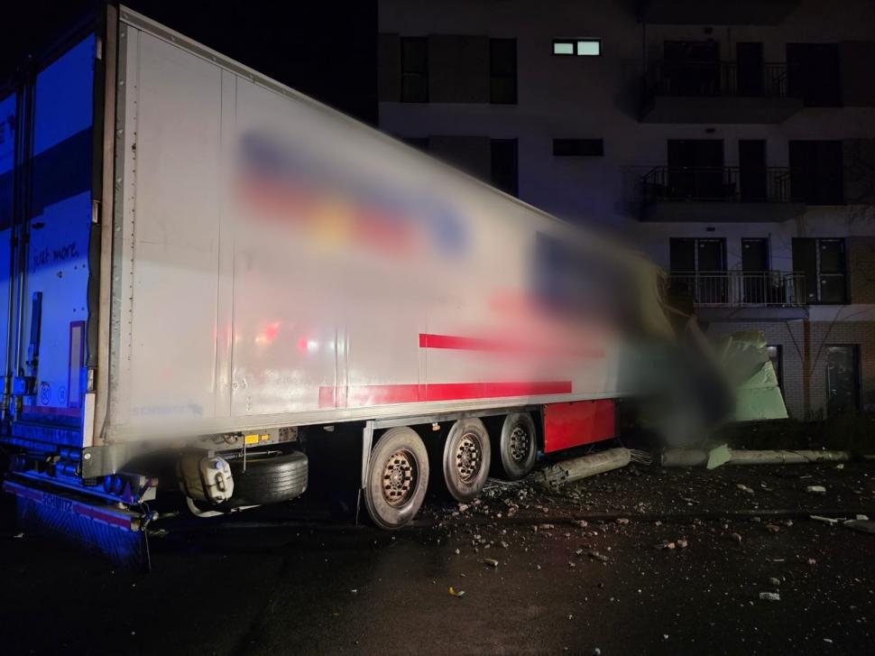 Accident teribil în Cluj-Napoca. Un TIR s-a oprit într-un bloc, după ce a lovit două maşini parcate: "Aşa ceva n-am văzut" 1006402