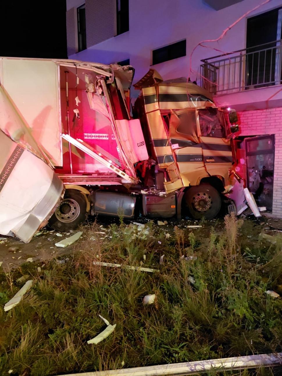Accident teribil în Cluj-Napoca. Un TIR s-a oprit într-un bloc, după ce a lovit două maşini parcate: "Aşa ceva n-am văzut" 1006403
