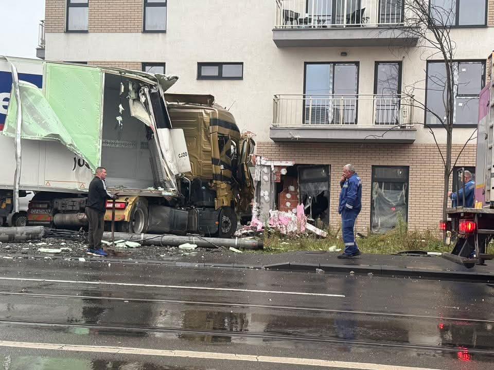 Accident teribil în Cluj-Napoca. Un TIR s-a oprit într-un bloc, după ce a lovit două maşini parcate: "Aşa ceva n-am văzut" 1006404