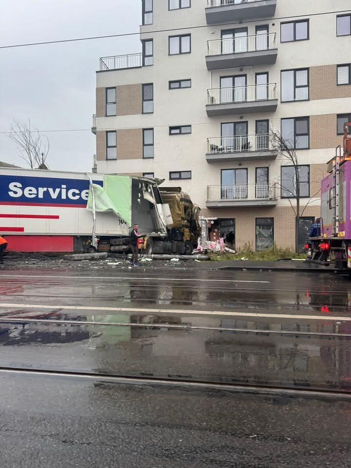 Accident teribil în Cluj-Napoca. Un TIR s-a oprit într-un bloc, după ce a lovit două maşini parcate: "Aşa ceva n-am văzut" 1006405