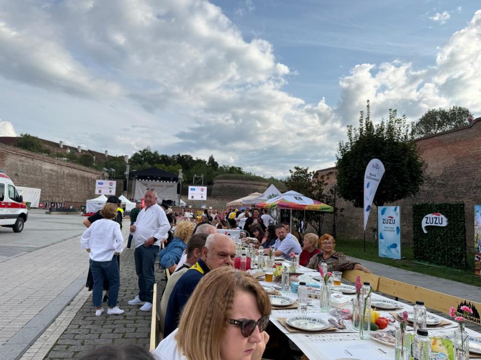 Alba Iulia a intrat pentru a treia oară în Cartea Recordurilor: Cea mai lungă masă din materiale reciclabile din lume, în imagini 1007024