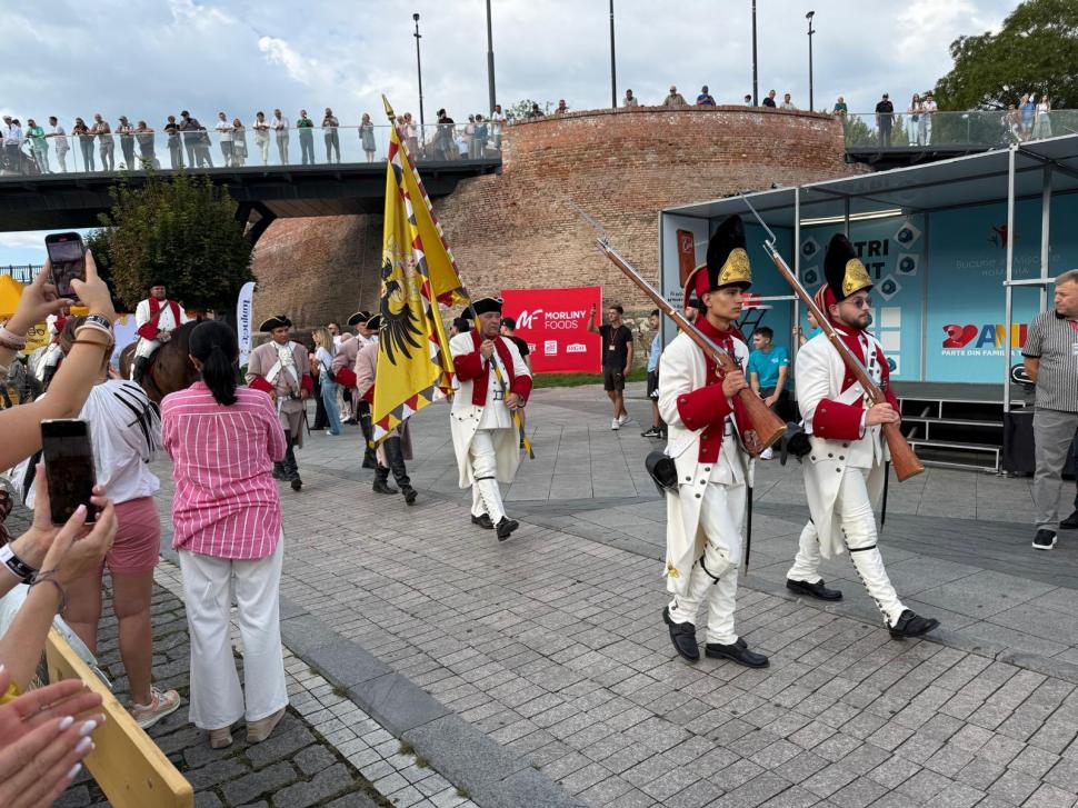 Alba Iulia a intrat pentru a treia oară în Cartea Recordurilor: Cea mai lungă masă din materiale reciclabile din lume, în imagini 1007025