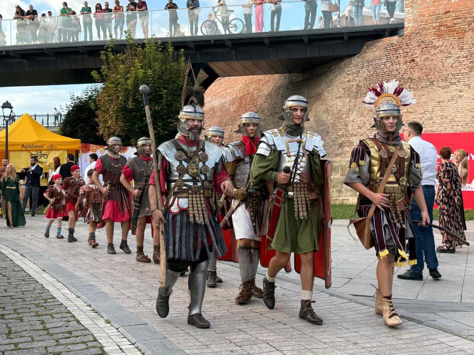 Alba Iulia a intrat pentru a treia oară în Cartea Recordurilor: Cea mai lungă masă din materiale reciclabile din lume, în imagini 1007026