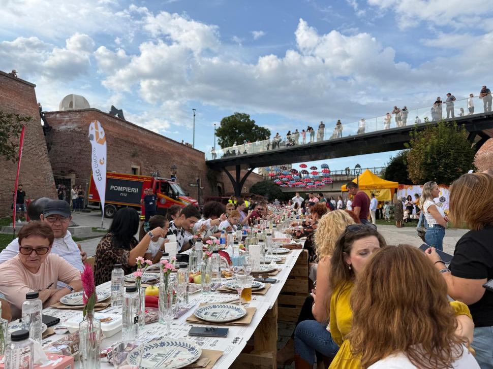 Alba Iulia a intrat pentru a treia oară în Cartea Recordurilor: Cea mai lungă masă din materiale reciclabile din lume, în imagini 1007027