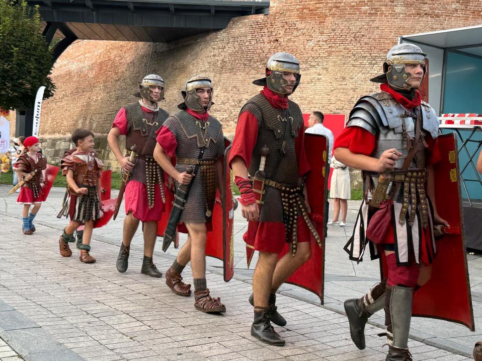 Alba Iulia a intrat pentru a treia oară în Cartea Recordurilor: Cea mai lungă masă din materiale reciclabile din lume, în imagini 1007028